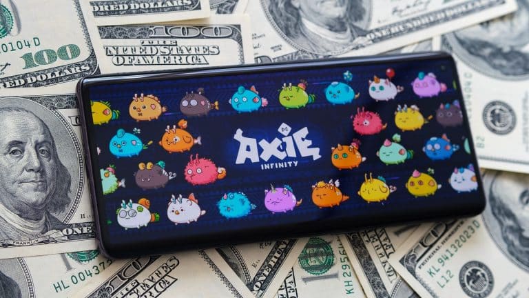 Celular com o jogo Axie Infinity.