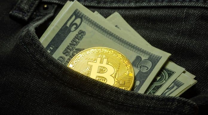 Moeda de Bitcoin dentro de bolso.