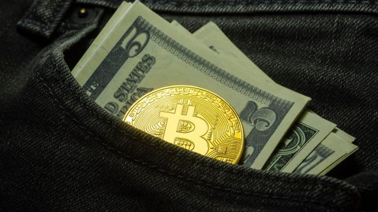 Moeda de Bitcoin dentro de bolso.