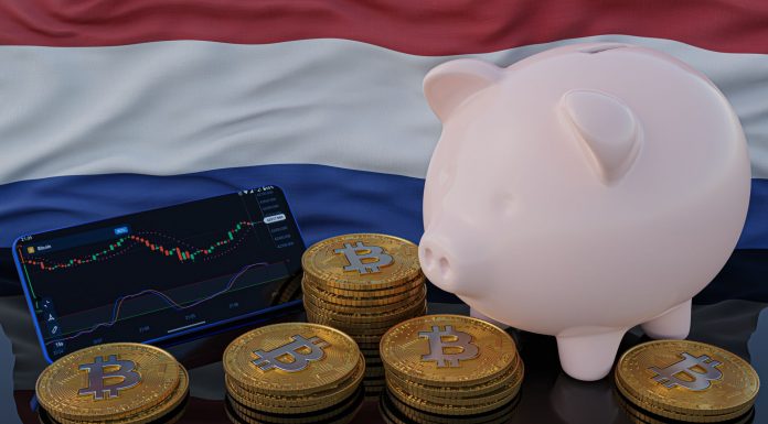 Moedas de bitcoin, celular com gráfico de preço e cofre de porquinho em frente à bandeira da Holanda.