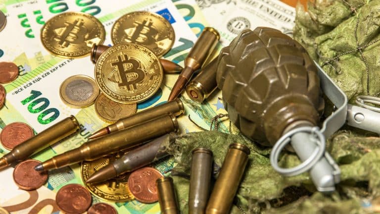 Moedas de Bitcoin ao lado de munição e granada, simbolizando seu uso na guerra da Ucrânia.