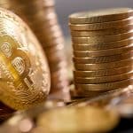 Pilha de moedas físicas de Bitcoin.