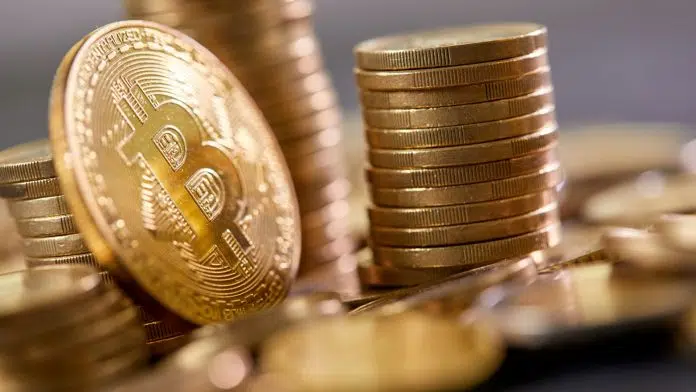 Pilha de moedas físicas de Bitcoin.
