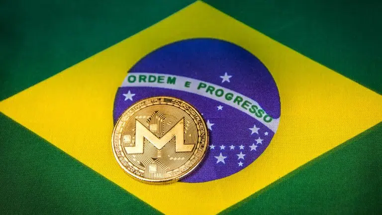 Bandeira do Brasil e criptomoeda Monero (XMR), minerada por malware.