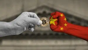 Mão pintada com bandeira da China recusando criptomoeda.