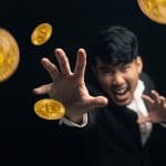 Investidor tentando agarrar suas criptomoedas.