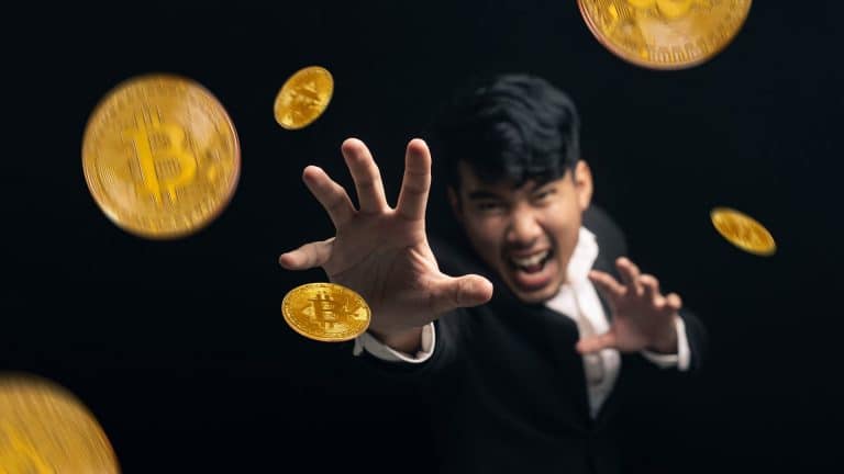 Investidor tentando agarrar suas criptomoedas.