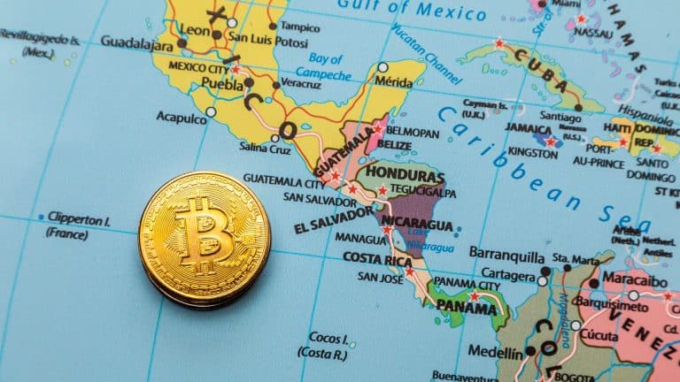 Moeda de Bitcoin ao lado de mapa focando em El Salvador.
