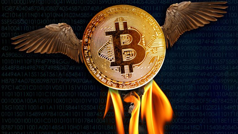 Moeda de Bitcoin como uma fênix, renascendo das cinzas.