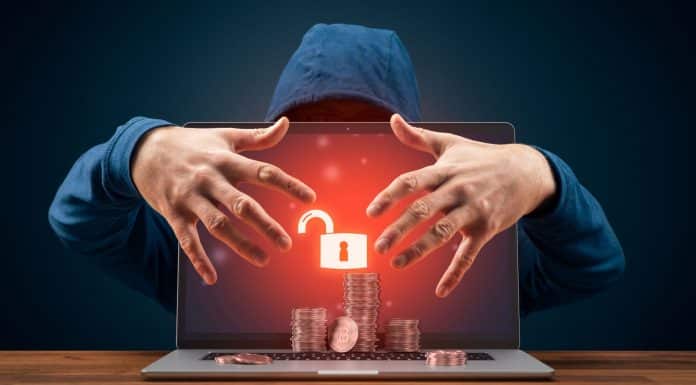 Hacker roubando criptomoedas de notebook.