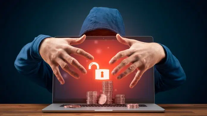 Hacker roubando criptomoedas de notebook.