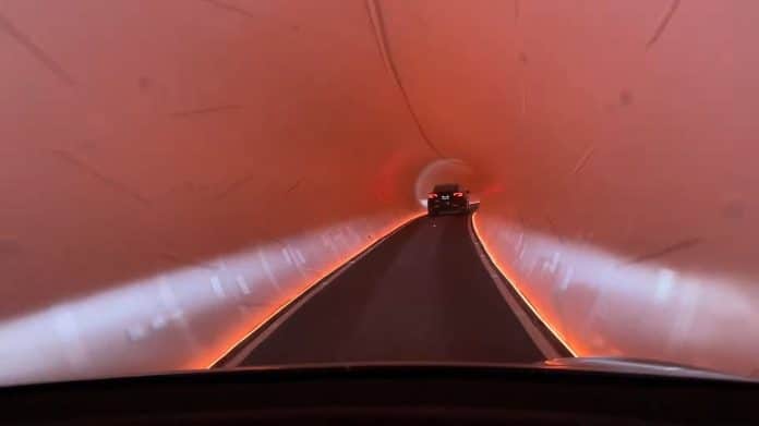 Tunel da The Boring Company, empresa de Elon Musk que aceita Dogecoin. Fonte: YouTube/Reprodução.