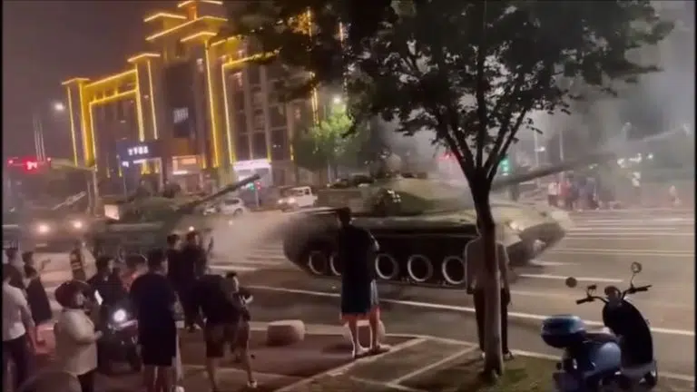 Tanques nas ruas da China.