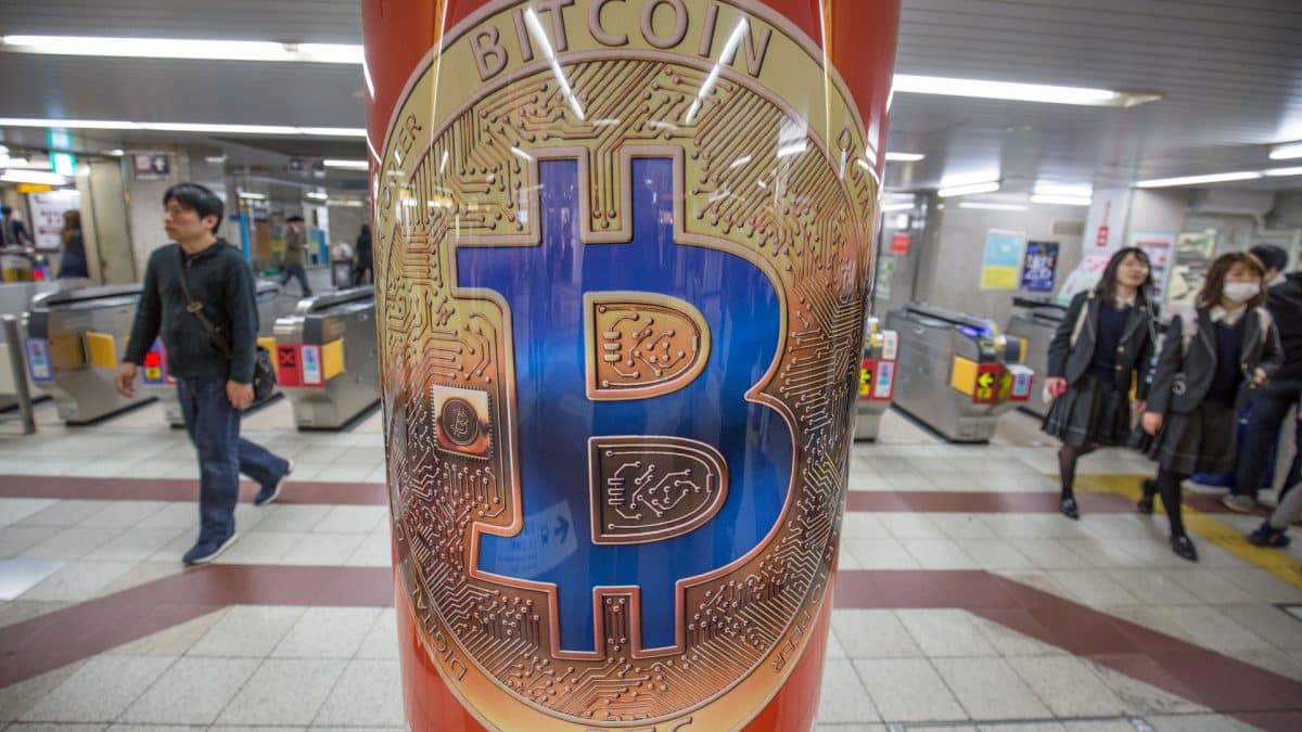 Propaganda do Bitcoin em estação de metrô no Japão.