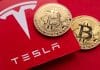 Logotipo da Tesla, empresa de Elon Musk, e moedas de Bitcoin.