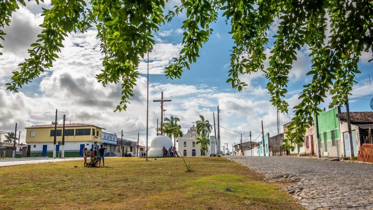 A praça da Igreja da cidade de Indiaroba, Sergipe