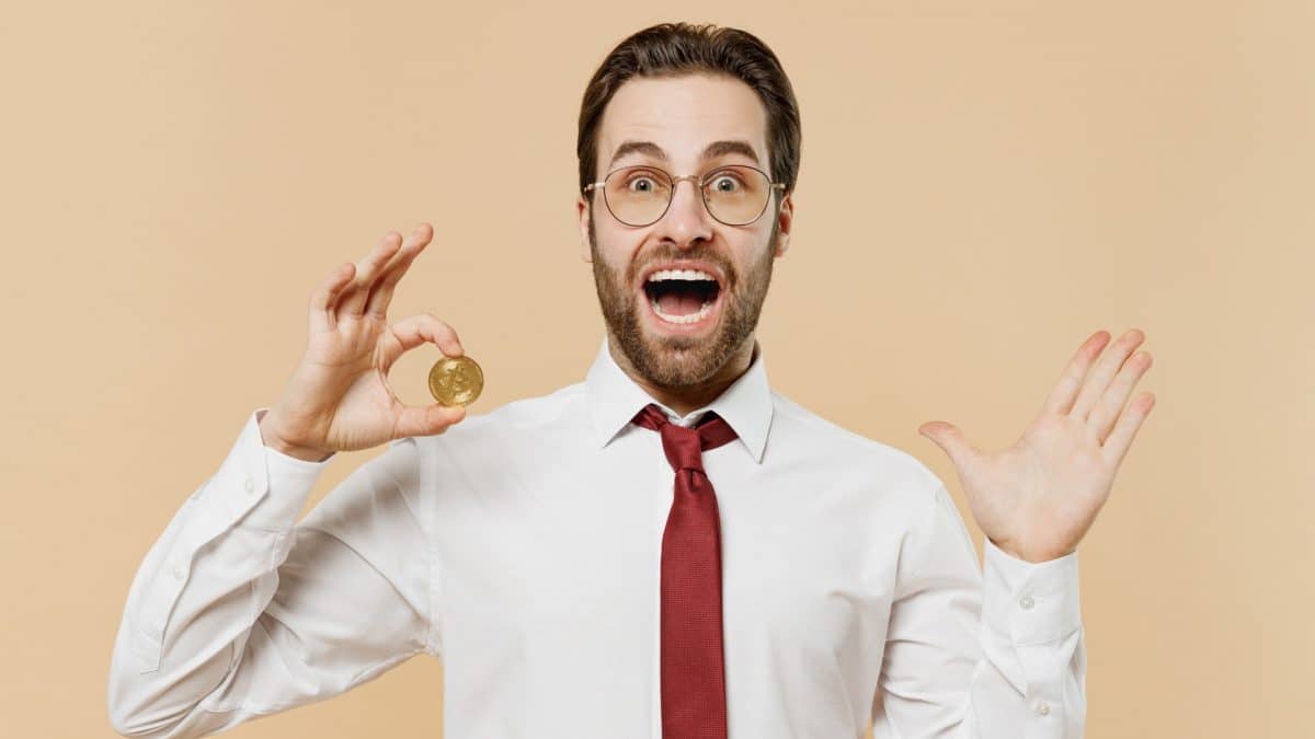 Advogado segurando bitcoin com surpresa