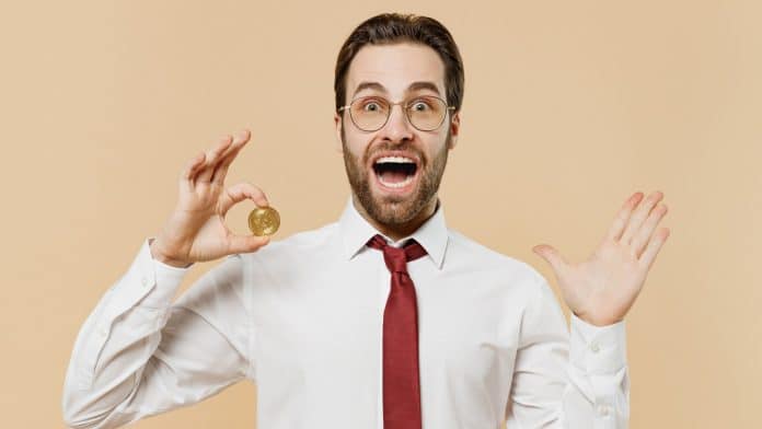 Advogado segurando bitcoin com surpresa