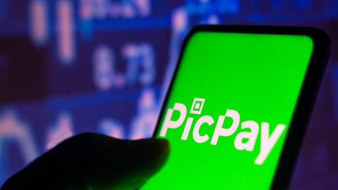 Aplicativo do PicPay em frente a tela de negociações