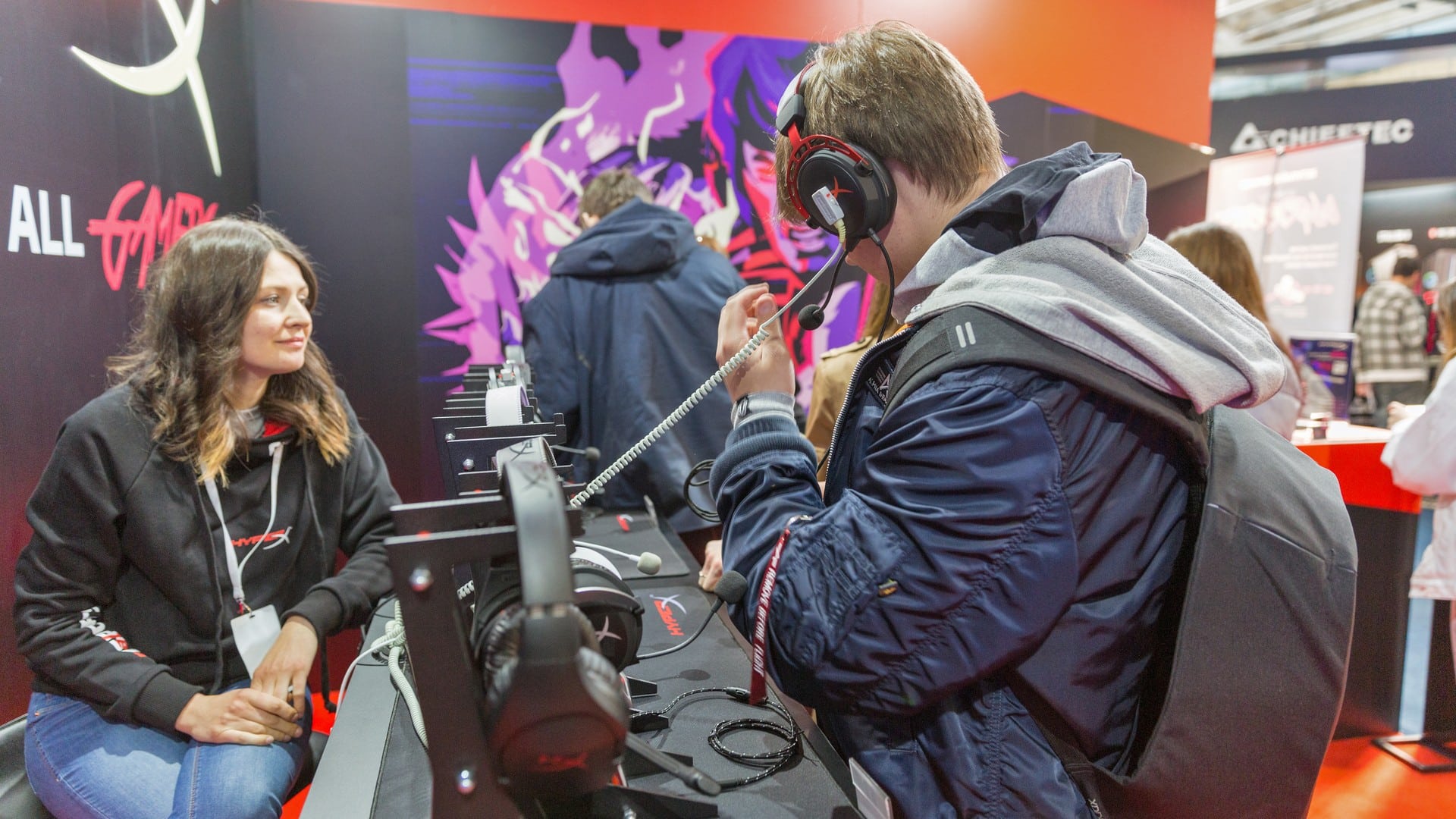 As pessoas visitam o estande da HyperX, empresa atualmente da HP com foco em gamers