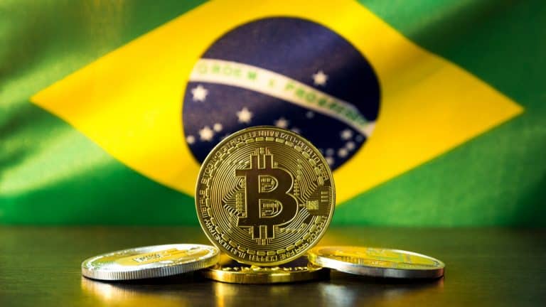Bandeira do Brasil ao fundo e Bitcoin com criptomoedas na frente