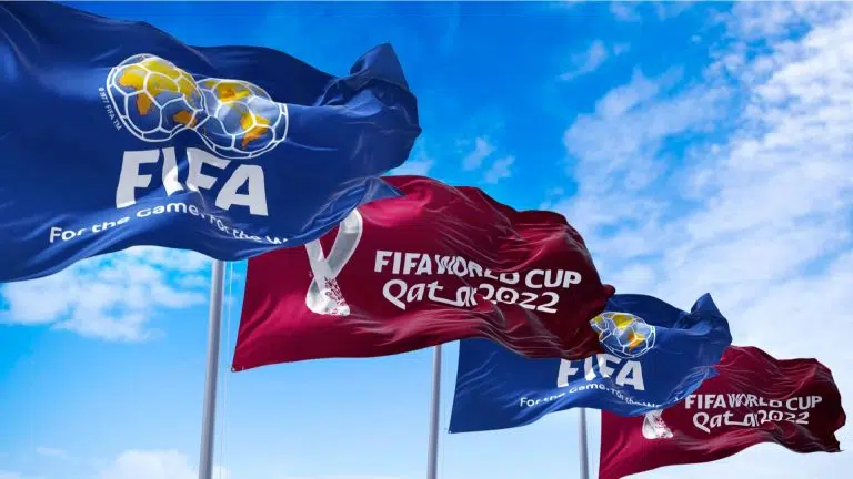 Bandeiras com o logotipo da Copa do Mundo FIFA e Qatar 2022 balançando ao vento