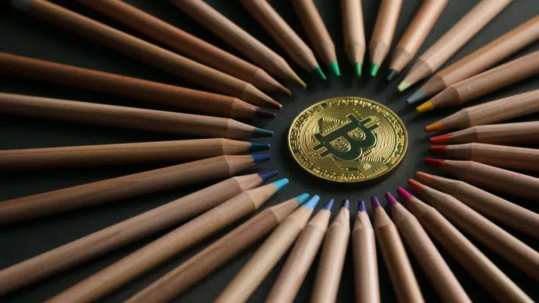 Bitcoin em um fundo preto cercado com lápis de cor
