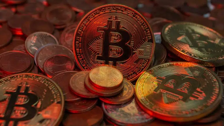Bitcoin na cor vermelha