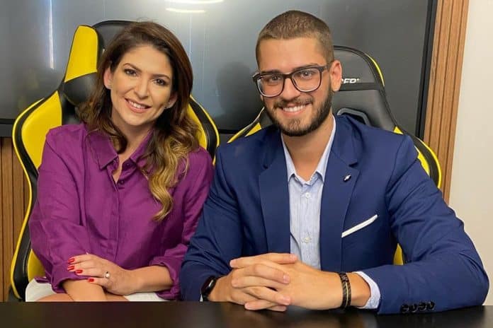 Carol Paiffer, CEO da Atom e apresentadora do Shark Tank, ao lado de Matheus Cavalcanti, especialista e head de crypto da ATOM3