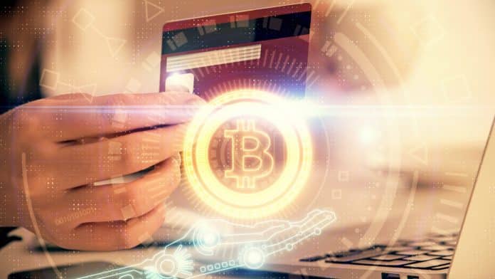 Cartão de bitcoin sendo utilizado em compras