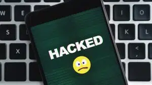 Celular com imagem de hackeado