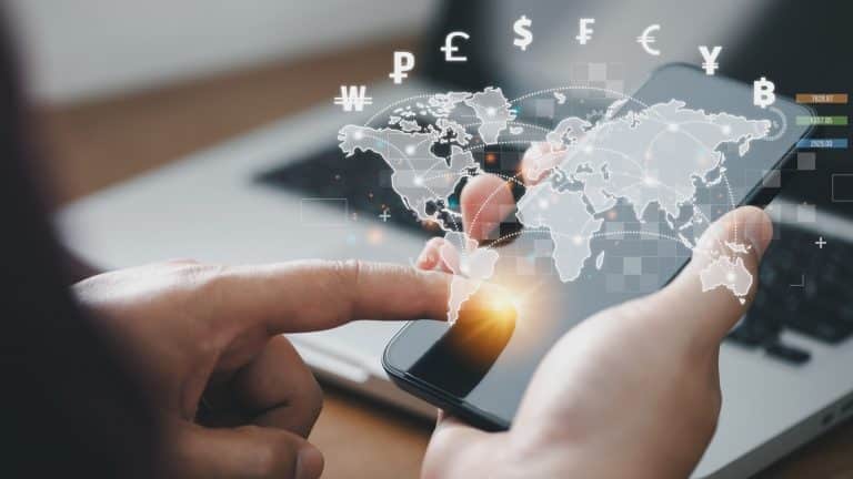Conceito de remessa financeira com bitcoin e criptomoedas entre países, criptomoedas e moedas nacionais