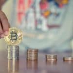 Criança empilhando moedas de bitcoin, criptomoedas e educação financeira para crianças e adolescentes