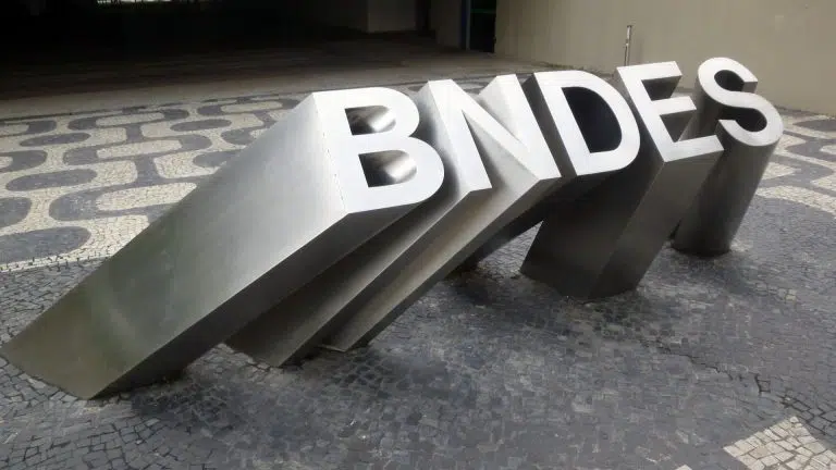 Escultura na entrada do Banco Nacional de Desenvolvimento Econômico e Social - BNDES