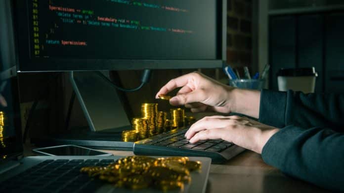 Hacker roubando criptomoedas