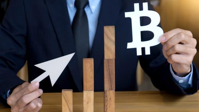 Homem de negócios otimista com bitcoin