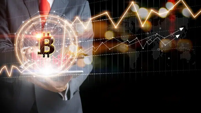 Homem segurando gráfico do bitcoin com oscilações de altas e baixas durante o tempo
