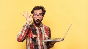 Homem surpreso em computador