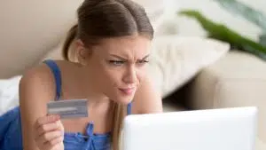 Jovem confusa sobre procedimento de saques de criptomoedas