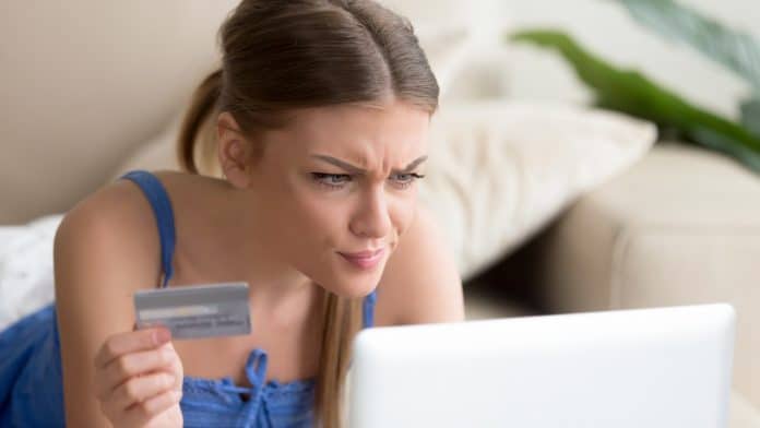 Jovem confusa sobre procedimento de saques de criptomoedas