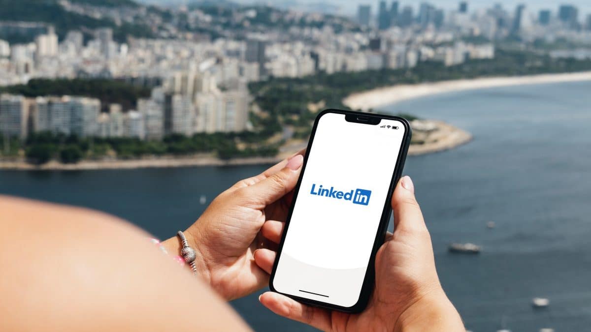 Menina segurando smartphone com aplicativo do Linkedin no Rio de Janeiro, Brasil