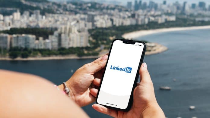 Menina segurando smartphone com aplicativo do Linkedin no Rio de Janeiro, Brasil