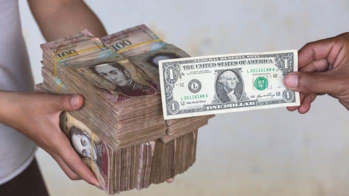 Monte de Bolívar venezuelano próximo de nota de 1 dólar norte-americano