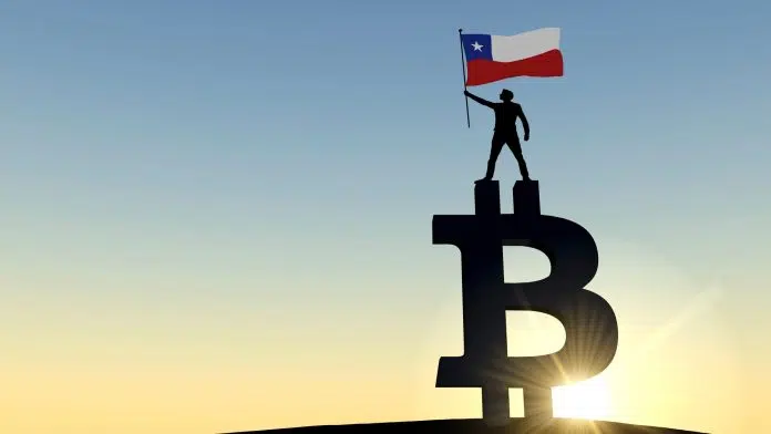 Pessoa segurando bandeira do Chile em cima de símbolo do Bitcoin e criptomoedas