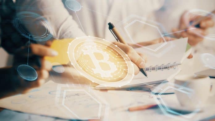 Pessoas estudando sobre bitcoin