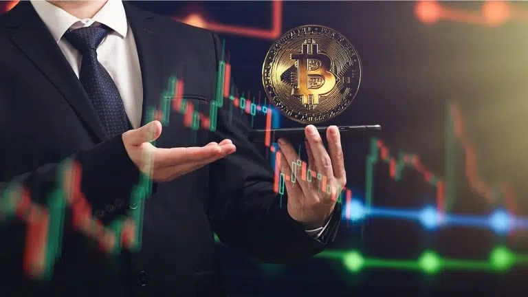 Trader analisando preço do Bitcoin