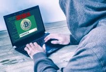 Visão traseira de um hacker vestindo um capuz e roubando bitcoins em uma tela de laptop