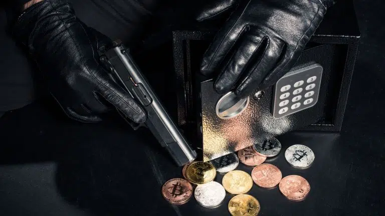 Bandido armado acessando cofre com moedas de Bitcoin.