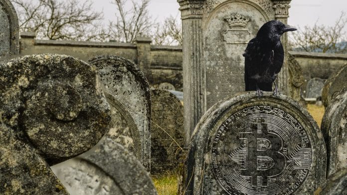 Tumulo com símbolo do Bitcoin.