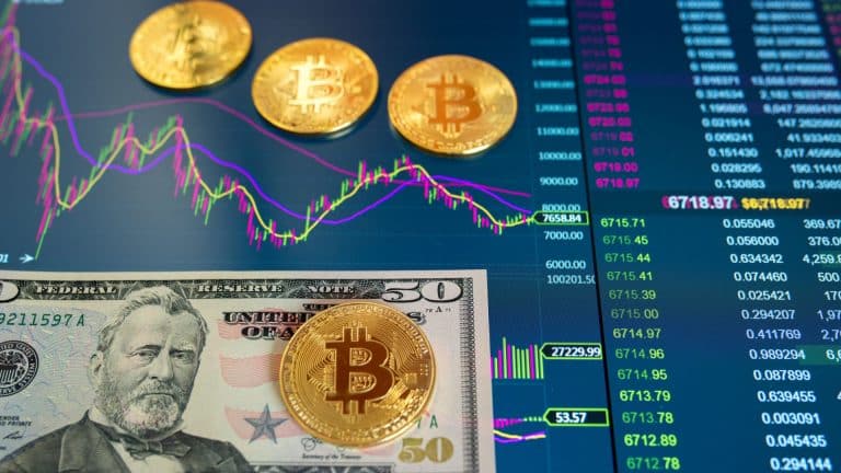 Nota de dólar e moedas de Bitcoin sobre exchange de criptomoedas.